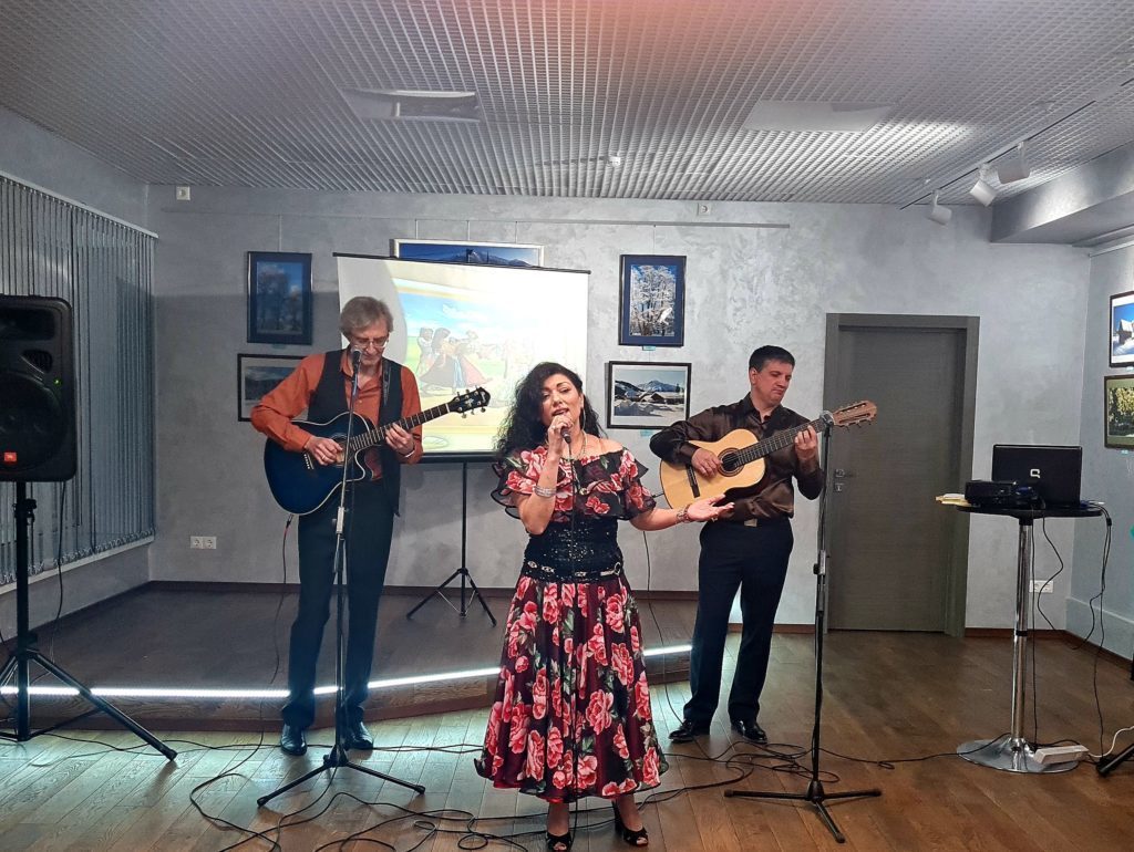 в клубе городской интеллигенции